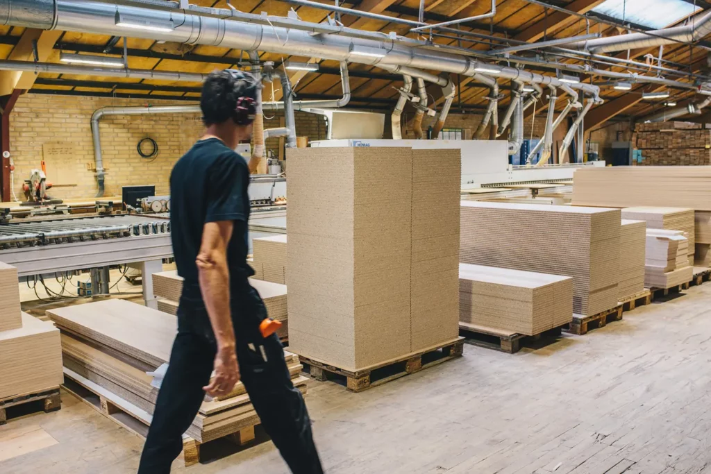 BF12 arbejder i fabrik paller af træ komponenter